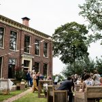 Foto van feest in de voortuin van een bijzonder gebouw