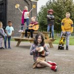 Foto met kinderen op schoolplein