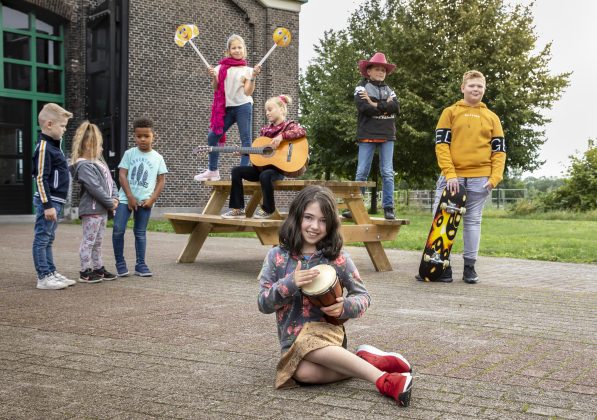 Foto met kinderen op schoolplein