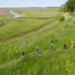 Foto van wandelaars op een onverhard pad